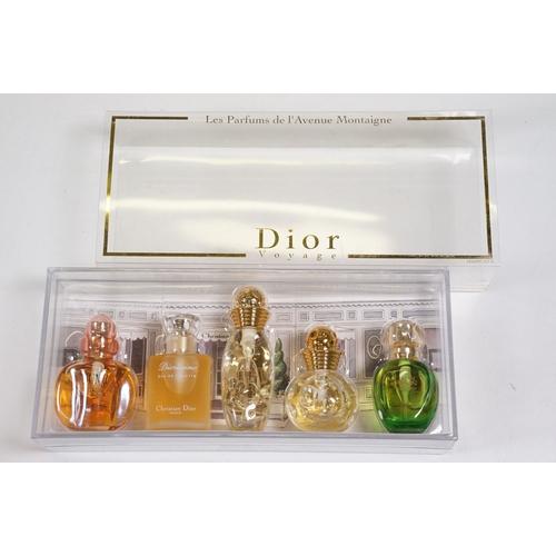 356 - A collection of perfume bottles and samplers to include Christian Dior, Ralph Lauren, Lancome, Cacha... 