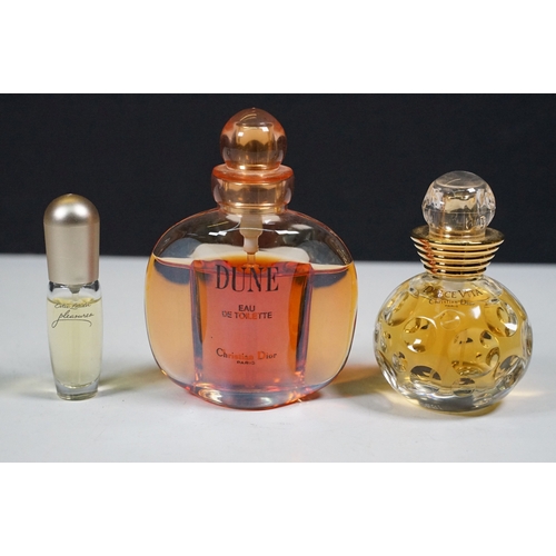 356 - A collection of perfume bottles and samplers to include Christian Dior, Ralph Lauren, Lancome, Cacha... 