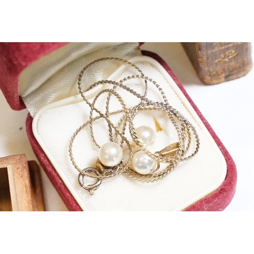 367 - A small collection of vintage costume jewellery together with two miniature books of common prayer a... 