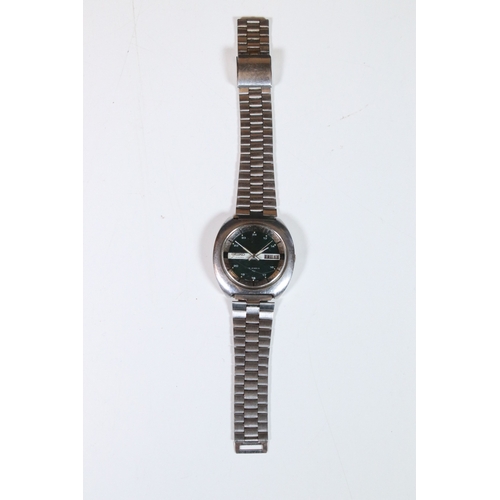 261A - A gents vintage Seiko Diamatic wristwatch, green dial with white centre stripe, day and date functio... 