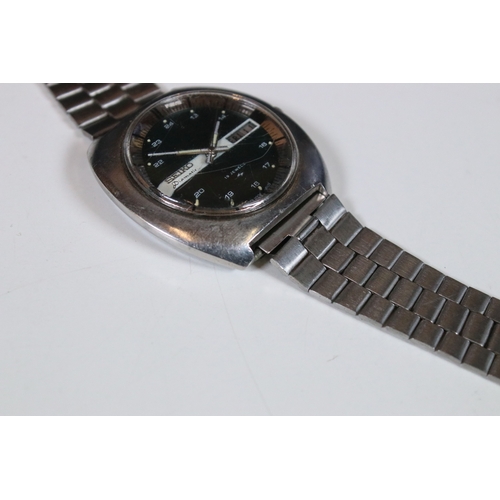 261A - A gents vintage Seiko Diamatic wristwatch, green dial with white centre stripe, day and date functio... 