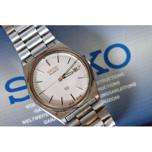 338 - A collection of three gents Seiko wristwatches to include quartz and Kinetic examples all within box... 