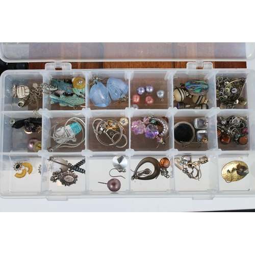 374 - A large collection of contemporary and vintage costume, gold and silver jewellery to include brooche... 