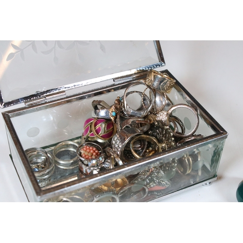 378 - A collection of costume jewellery rings within a glass paneled casket.