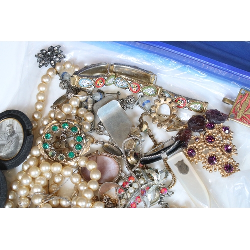 381 - A collection of mainly vintage costume jewellery to include necklaces, rings and brooches together w... 