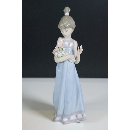 35 - Collection of Lladro figurines to include Alice and rabbit 5740, girl with posey 5604, girl with hat... 