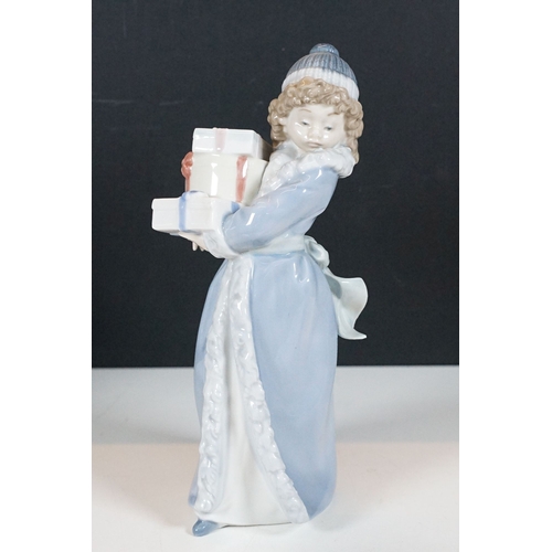 49 - Large collection of Lladro winter themed figurines to include snowman 1438, child with snowballs 816... 