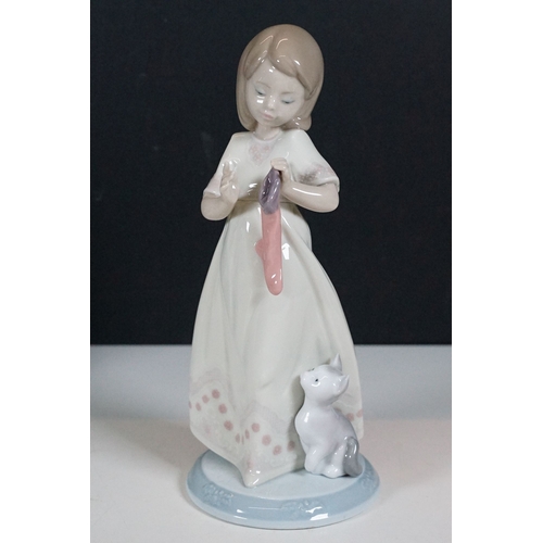 49 - Large collection of Lladro winter themed figurines to include snowman 1438, child with snowballs 816... 