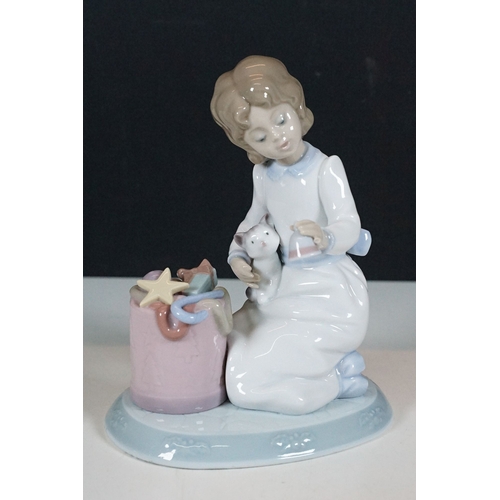 49 - Large collection of Lladro winter themed figurines to include snowman 1438, child with snowballs 816... 