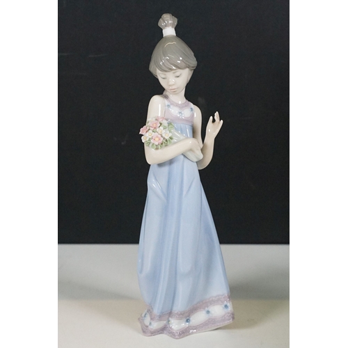 64 - Group of Lladro figurines to include seated girl 5549, girl with plant pot 7676, girl with bouquet 5... 