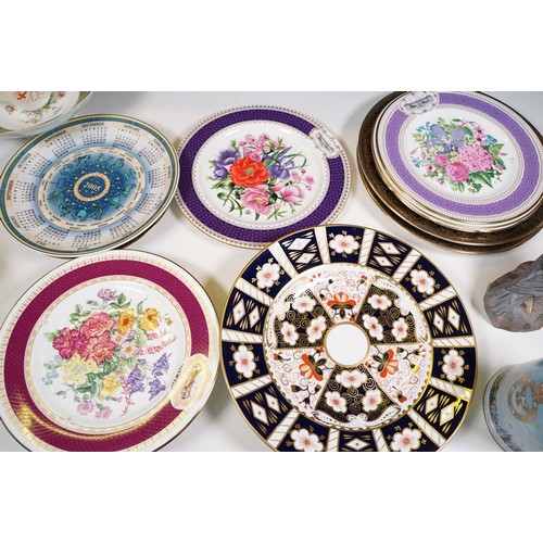 523 - Mixed selection of ceramics to include Royal Crown Derby Imari plate 2451, diameter 26.5cm, Royal co... 