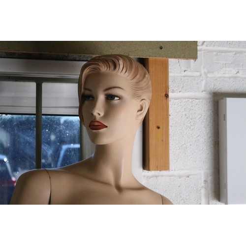 642 - Late 20th century female shop display mannequin