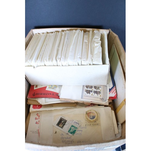 440 - Large collection of mostly 20th century World loose stamps, to include kilo ware, a small quantity o... 