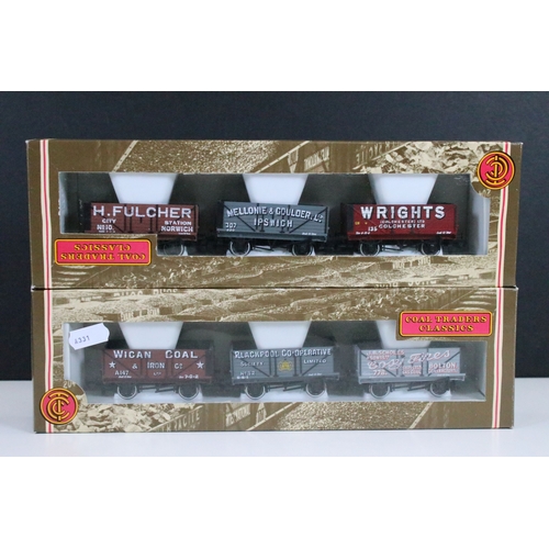 40 - Collection of OO gauge locomotives and items of rolling stock to include 2 x boxed locomotives featu... 