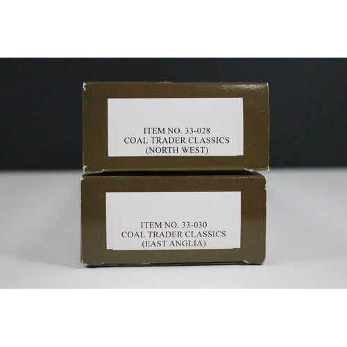 40 - Collection of OO gauge locomotives and items of rolling stock to include 2 x boxed locomotives featu... 