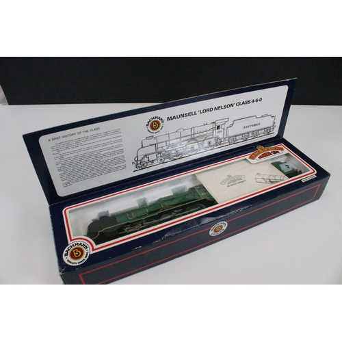 40 - Collection of OO gauge locomotives and items of rolling stock to include 2 x boxed locomotives featu... 