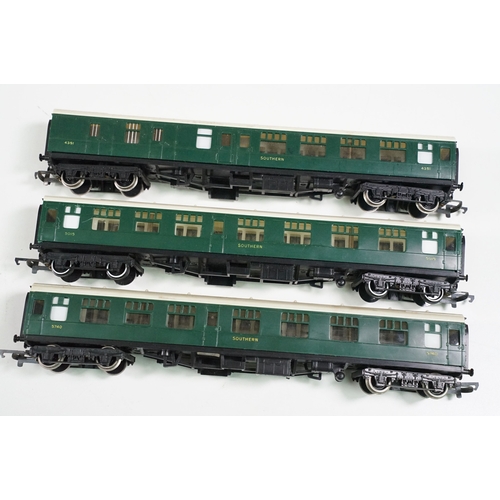 56 - Six Boxed O gauge items of rolling stock to include 5 x Lima featuring 2 x 204829A5 Loco CL 117, plu... 