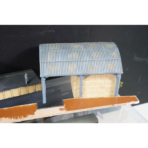 69 - Quantity of mixed model rail to include boxed Hornby Skaledale R8691 Rear Extension, boxed Hornby Sk... 