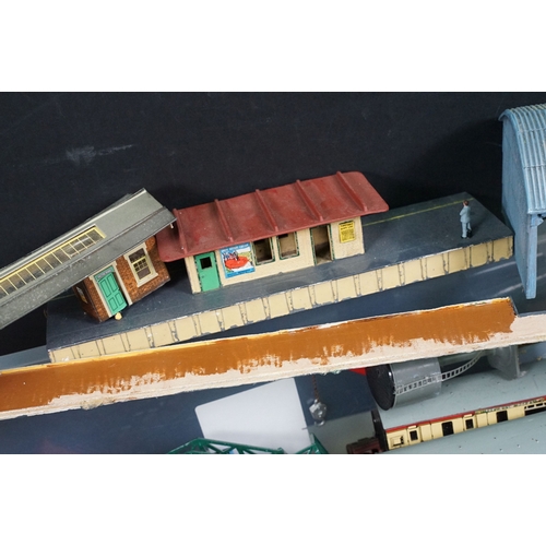 69 - Quantity of mixed model rail to include boxed Hornby Skaledale R8691 Rear Extension, boxed Hornby Sk... 
