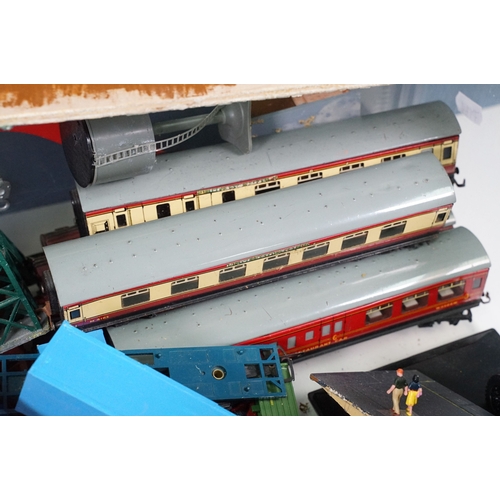 69 - Quantity of mixed model rail to include boxed Hornby Skaledale R8691 Rear Extension, boxed Hornby Sk... 