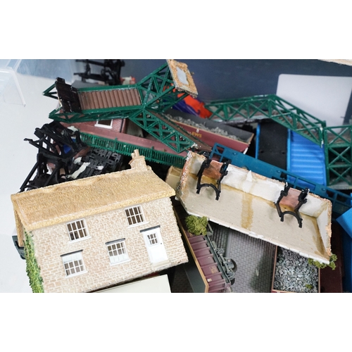 69 - Quantity of mixed model rail to include boxed Hornby Skaledale R8691 Rear Extension, boxed Hornby Sk... 