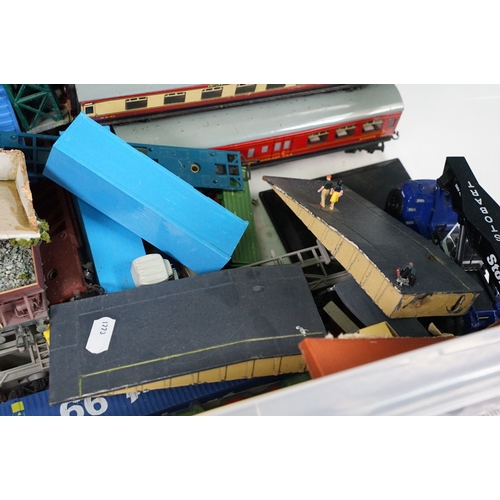 69 - Quantity of mixed model rail to include boxed Hornby Skaledale R8691 Rear Extension, boxed Hornby Sk... 