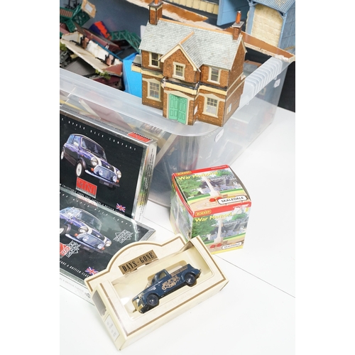 69 - Quantity of mixed model rail to include boxed Hornby Skaledale R8691 Rear Extension, boxed Hornby Sk... 