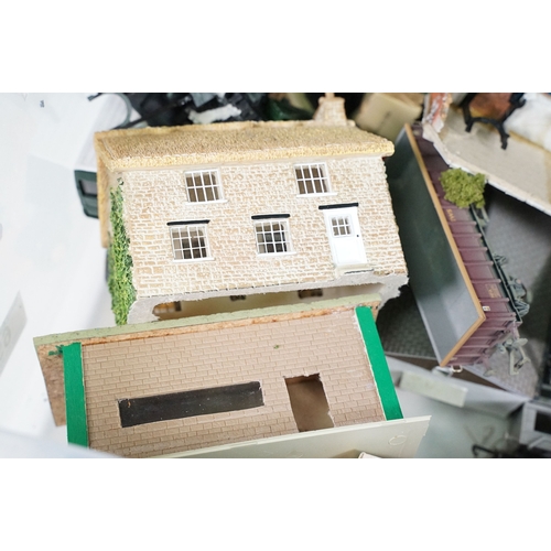 69 - Quantity of mixed model rail to include boxed Hornby Skaledale R8691 Rear Extension, boxed Hornby Sk... 