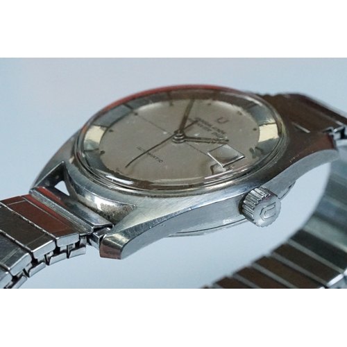 430 - 1960s Universal Geneve Polerouter date wrist watch having a silver dial with baton markers to the ch... 