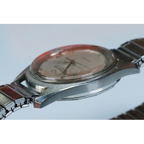 430 - 1960s Universal Geneve Polerouter date wrist watch having a silver dial with baton markers to the ch... 