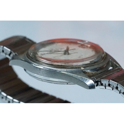 430 - 1960s Universal Geneve Polerouter date wrist watch having a silver dial with baton markers to the ch... 