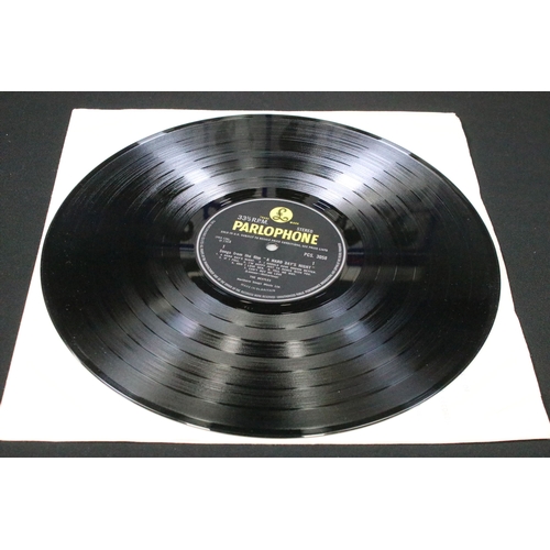637 - Vinyl - The Beatles A Hard Days Night LP on Parlophone PCS 3058. Stereo, yellow and black Parlophone... 