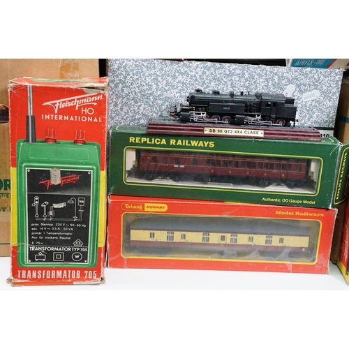 Large collection of OO / HO gauge model railway to include plastic ...