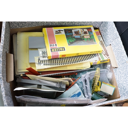 Large collection of OO / HO gauge model railway to include plastic ...