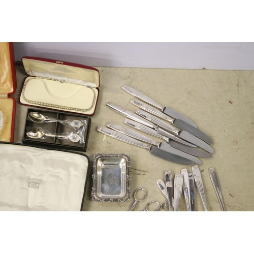 450 - Collection of mixed silver plate to include cased Elkington & Co. spoon set, cased Harrods A1 silver... 