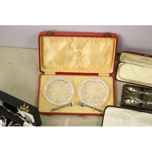 450 - Collection of mixed silver plate to include cased Elkington & Co. spoon set, cased Harrods A1 silver... 