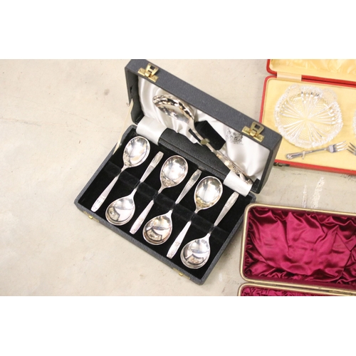 450 - Collection of mixed silver plate to include cased Elkington & Co. spoon set, cased Harrods A1 silver... 