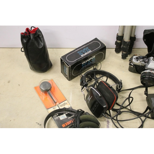 453 - Collection of cameras and equipment to include boxed Olympus XA2, Olympus OM10, tripod stand etc. To... 