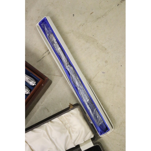 457 - Collection of silver plate to include silver plate column lamp base, cased canteen of cutlery, etc