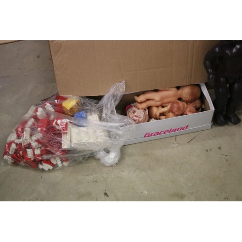 473 - Collection of mixed toys to include rose bud dolls, dominoes, bricks, Waddingtons lexicon, abacus, e... 