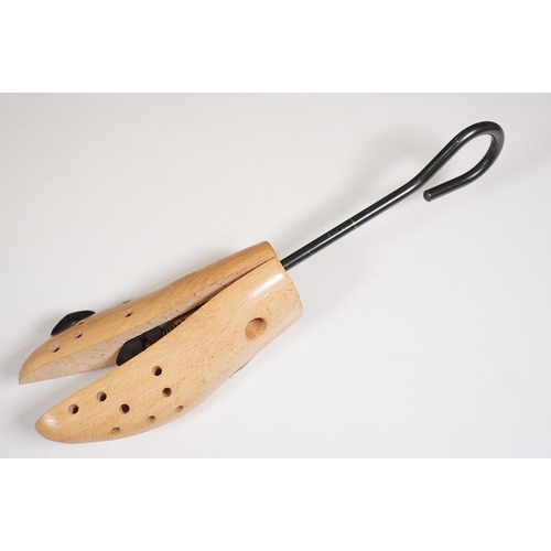 494 - Alcohol & Collectables - Two bottles of alcohol to include VAT 69 Scotch Whisky and Croft Late Bottl... 