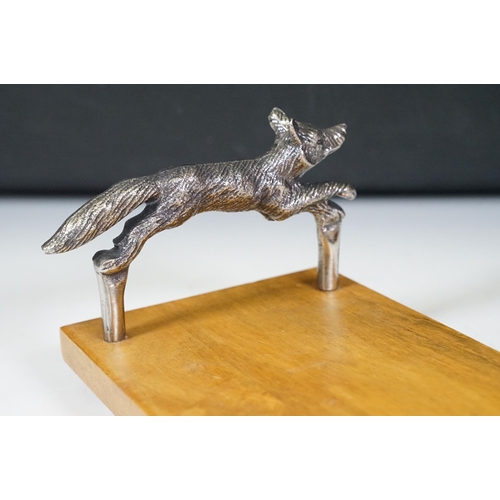 152 - Wooden bookstand with cast metal supports in the form of running foxes, on four ball feet, 44cm long