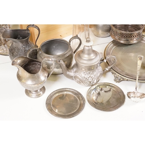 443 - Collection of mixed Sheffield Plate EPNS flatware to include forks, spoons and knives, etc and a qua... 