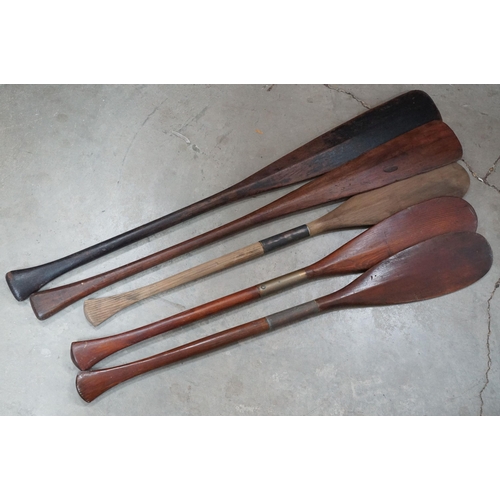 461 - Collection of five canoeing / kayaking paddles