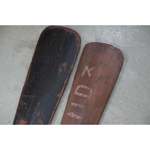 461 - Collection of five canoeing / kayaking paddles