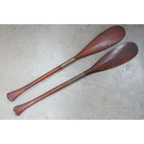 461 - Collection of five canoeing / kayaking paddles