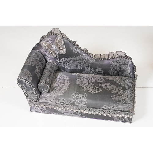 465 - Taxidermy - Collection of taxidermy in various positions (2 Boxes)