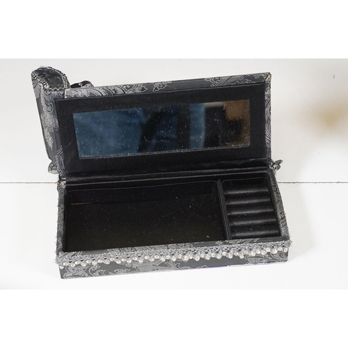 465 - Taxidermy - Collection of taxidermy in various positions (2 Boxes)