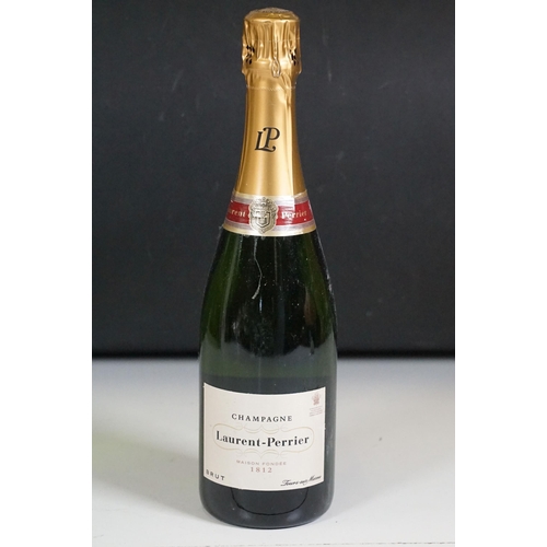 498 - Alcohol - Five bottles of champagne to include boxed Remy Martin Fine Cognac Champagne V.S.O.P. 1 Li... 