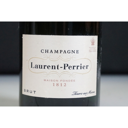 498 - Alcohol - Five bottles of champagne to include boxed Remy Martin Fine Cognac Champagne V.S.O.P. 1 Li... 